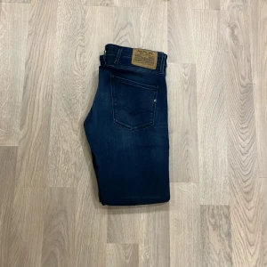 Replay anbass  - Skit feta replay jeans 👖 perfekt nu inför höst/vinter🍂🍂jeansen är i nyskick använd 2 gånger💯nypris ligger på 2700 vårat pris 499 och priset kan alltid diskuteras 🤝🤝🤝🙌🏻