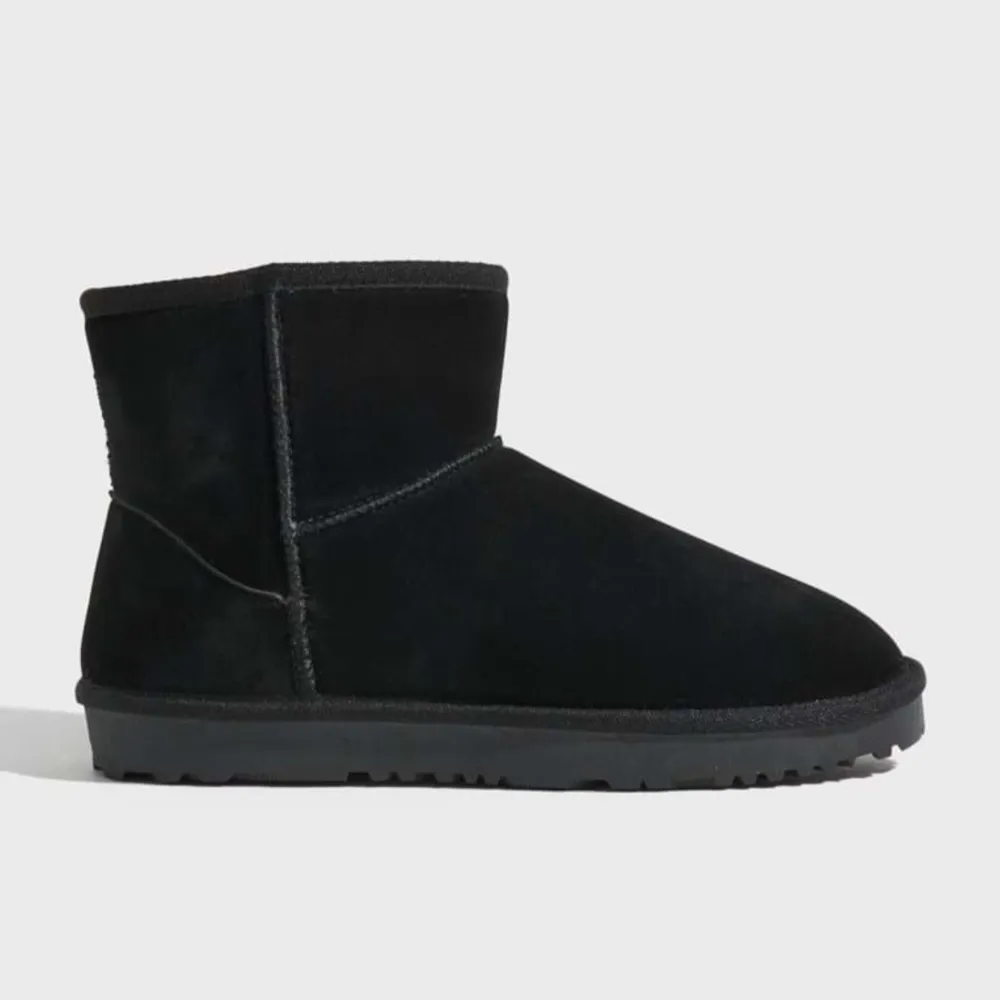 Super fina Uggs liknande skor från Nelly, storlek 38. Helt nya säljer då jag köpte fel storlek. Nypris 349kr säljer vid snabbt köp för 200kr via köp nu💞💞. Skor.