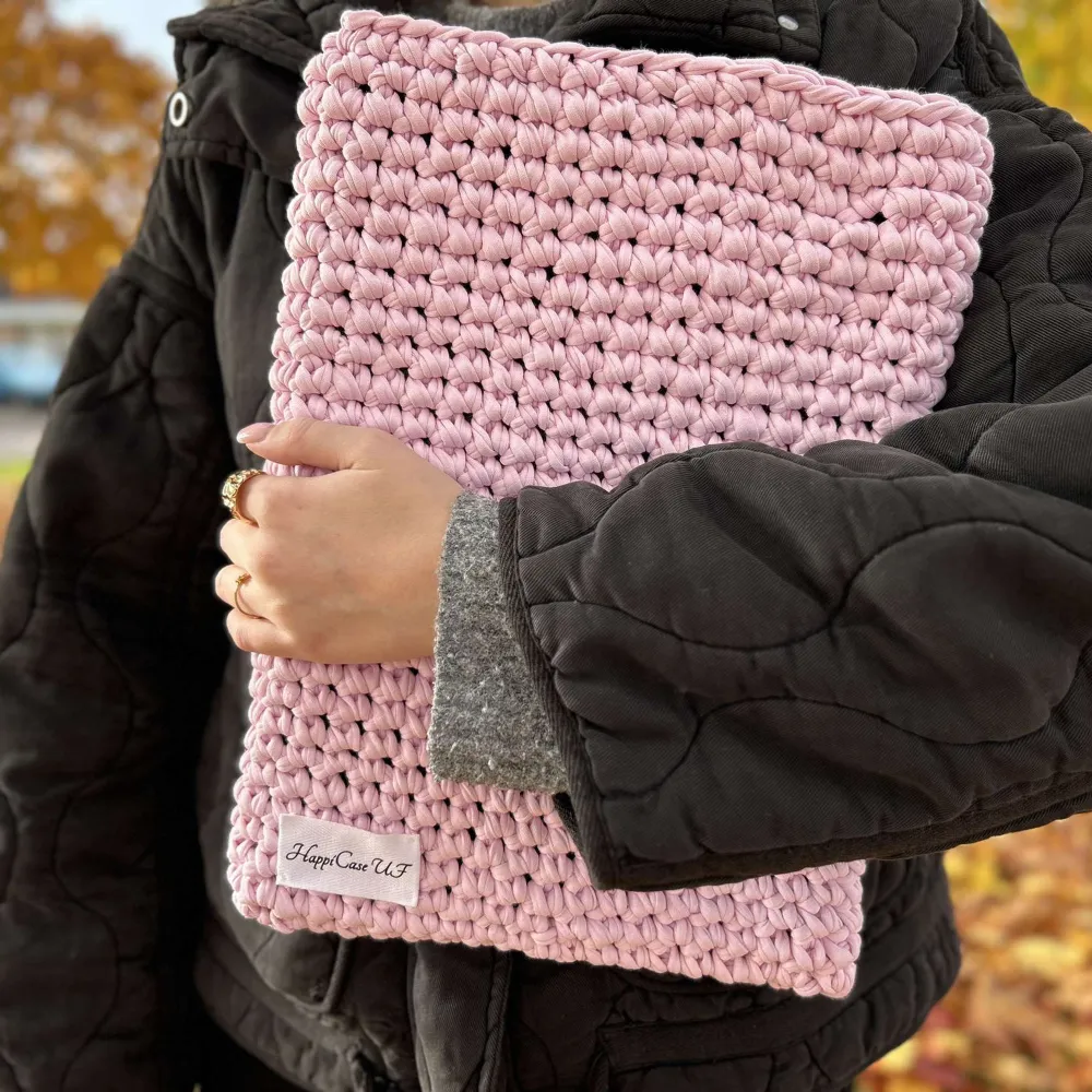 Ett rosa handvirkat datorfodral med måtten 25x33cm som även passar lite mindre bärbara datorer. . Accessoarer.