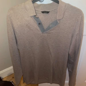 Tröja Massimo dutti - Snygg piké med långa ärmar från Massimo dutti, knappt använd kan klassas som ny