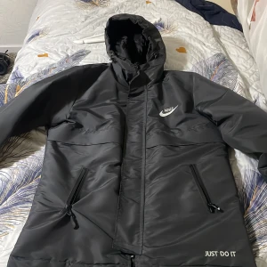 Svart Nike jacka och en champion jacka  - Säljer en svart Nike jacka och en champion jacka båda för 500 bra pris storleken på båda är Large dom har varit använd Max 6månader bra kvalite och pris.