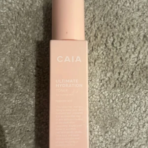 Ultimate Hydration Toner från CAIA - Säljer en Ultimate Hydration Toner från CAIA. Den kommer i en stilren, ljusrosa flaska och är perfekt för att återfukta huden. Tonern är speciellt framtagen för att ge en fräsch och återfuktad känsla. Perfekt för daglig användning!