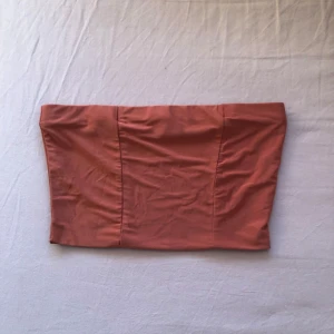 Tubtopp från PrettyLittleThing - Säljer en snygg tubtopp från PrettyLittleThing. Toppen är i ett mjukt och stretchigt material som sitter bekvämt. Använd fåtal gånger 🥰