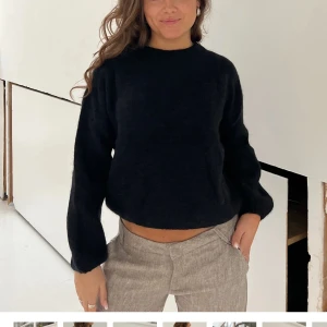 Svart stickad tröja - Säljer en supermysig svart stickad tröja från design by si. Material: 40% acrylic, 30% nylon and 30% mohair💗storlek xs/s, nypris 480