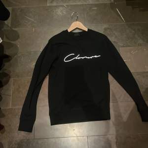 Säljer en stilren svart sweatshirt från Closure London i storlek XS men sitter som S. Tröjan har en vit text på bröstet och är perfekt för en casual look. Den är i mycket bra skick och passar både till vardags och chilliga kvällar. Skön och enkel att matcha med det mesta!