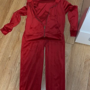 Rött set - Rött mjukis set ifrån lager 157 använts få gånger perfekt nu när det börjar bli kallare ute💕