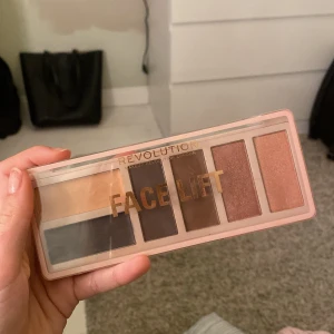 Face Lift Palette Tan-Deep från Revolution - Säljer en Face Lift Palette Tan-Deep från Revolution. Den innehåller fem olika nyanser för contouring och highlighting. Perfekt för att skapa en definierad look med både matta och skimrande färger. Paletten är kompakt och lätt att ta med sig. Testad en gång.