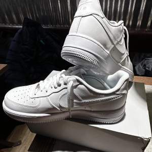 Säljer ett par helt nya Air Force 1 i storlek 45. Klassiska sneakers med snygg design och riktigt sköna att ha på sig. Passar både till vardag och fest.  Pris: 950 kr.  Skorna är helt nya och säljs snabbt!  