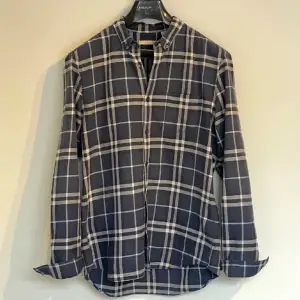 Säljer denna flannel skjortan från burberry då den inte faller mig i smaken. Fint skick och inga tecken på något slitage förutom lätt användning. Skriv för fler frågor🙂