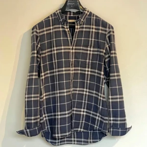 Burberry Flannel Skjorta - Säljer denna flannel skjortan från burberry då den inte faller mig i smaken. Fint skick och inga tecken på något slitage förutom lätt användning. Skriv för fler frågor🙂