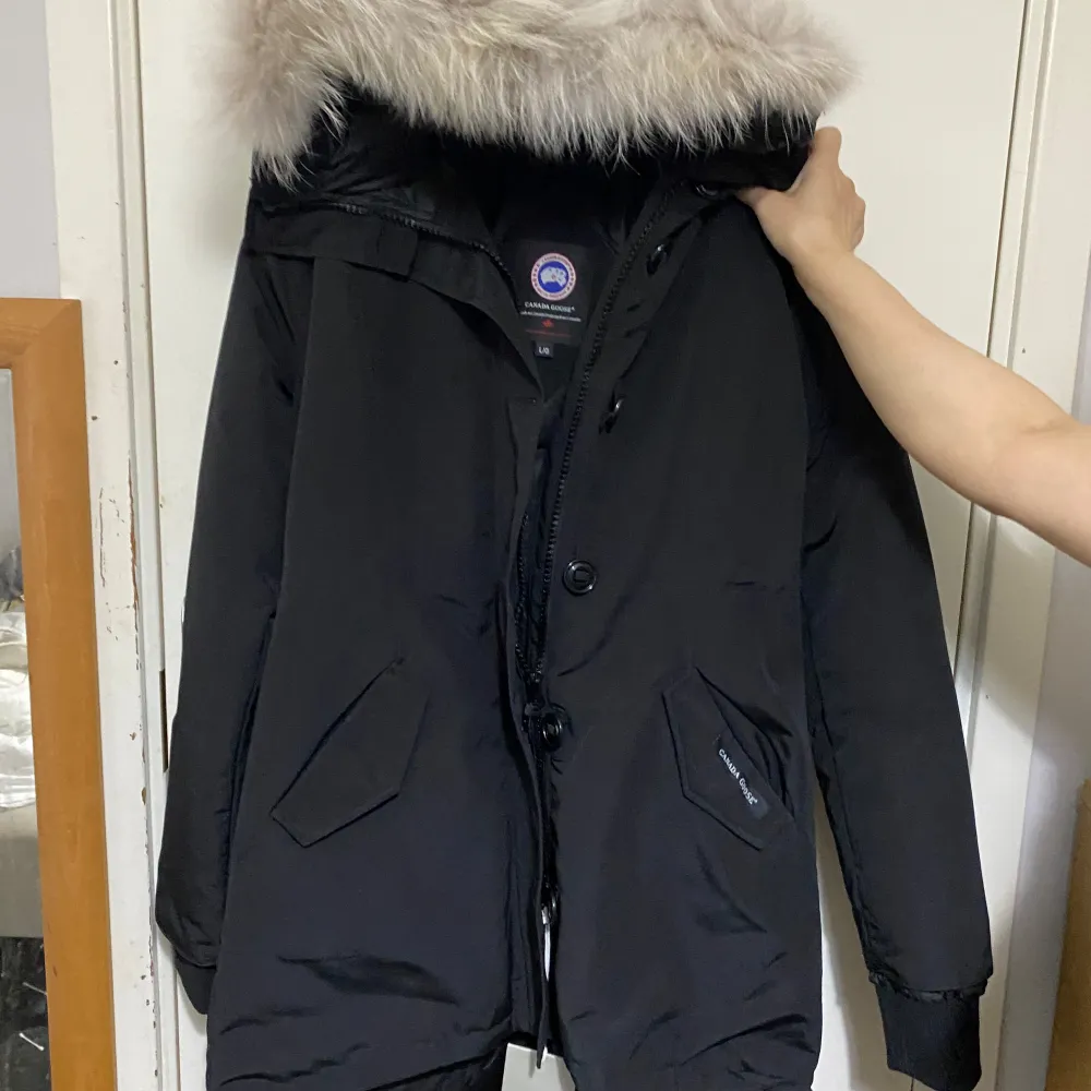 En helt ny oanvänd canada goose jacka som jag säljer kan diskutera priset. Jackor.