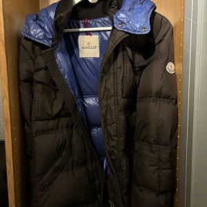 Moncler Jacka - En väldigt fin moncler jacka i ganska bra skick 7,5/ 10 || de är en liten äldre modell och har därför ingen URL scan. Men alla tags och cartoonen finns kvar || Kom dm för fler bilder. || PRISET ÄR EJ HUGGET I STEN.