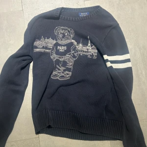 Polo bear knit - En riktigt fet polo bear tröja.  Storleken är 18-20, alltså XL i barnstorlek. Sitter typ som S. Nypris ligger på runt 5000. Skriv om ni vill ha fler bilder eller bara har frågor! Jag tar NK presentkort också.