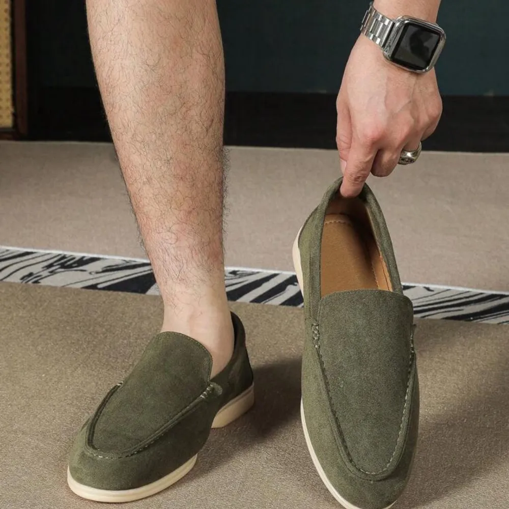 Snygga loafers i mocka som finns i flera färger: blå, grön, brun och beige. Perfekta för en avslappnad stil med en touch av elegans. De har en bekväm passform och en stilren design som passar både till vardags och fest. FINNS I OLIKA STORLEKAR!!. Skor.