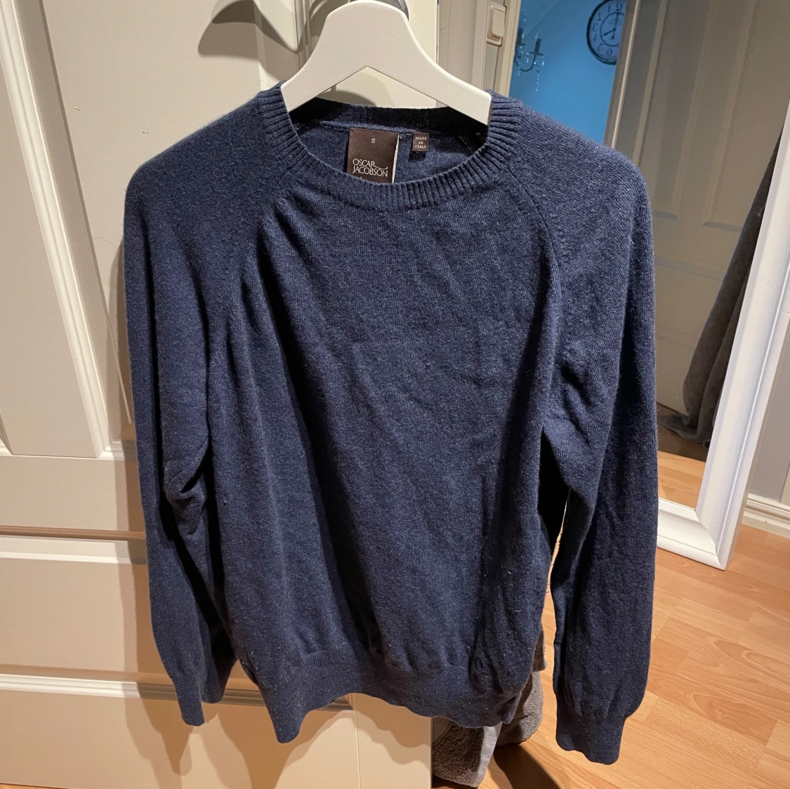 Mörkblå tröja från Oscar Jacobson