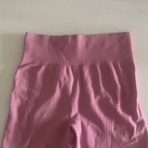 Träningsshorts - Hej, säljer ett par Träningsshorts som nu inte är min stil, storlek XS men passar S lika bra💗