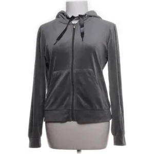 Velour tröja från Gina  - Söt och skön tröja från Gina tricot. Den är i fint skick och så mysigt att ha vart som. 