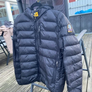 parajumper jacka - En riktigt snygg å skön parajumper jacka som tyvärr inte längre kommer till användning och bara legat i ett skåp i 1 år priset ej hugget i sten