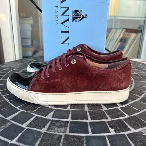 Lanvins  - Lanvins i färgen vinröd i bra skick, storlek 41-42 uk7. Allt og kommer med box dustbag, pris går att diskutera skriv om ni har fler frågor!😁