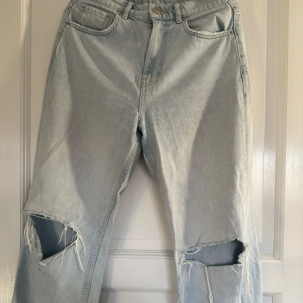 Oanvända jeans från Gina Tricot, sälja pga fel storlek💖 Högmidjade och perfekt inför hösten🍂 Inget fast pris💖. Jeans & Byxor.