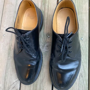 Dr. Martens skor - Ett par snygga Dr. Martens 1461 PW oxfordskor i svart läder. Finns lite repor men i helhet skulle jag säga att dem ser mycket bra ut. Nypris 1900kr, mitt pris 800kr. 