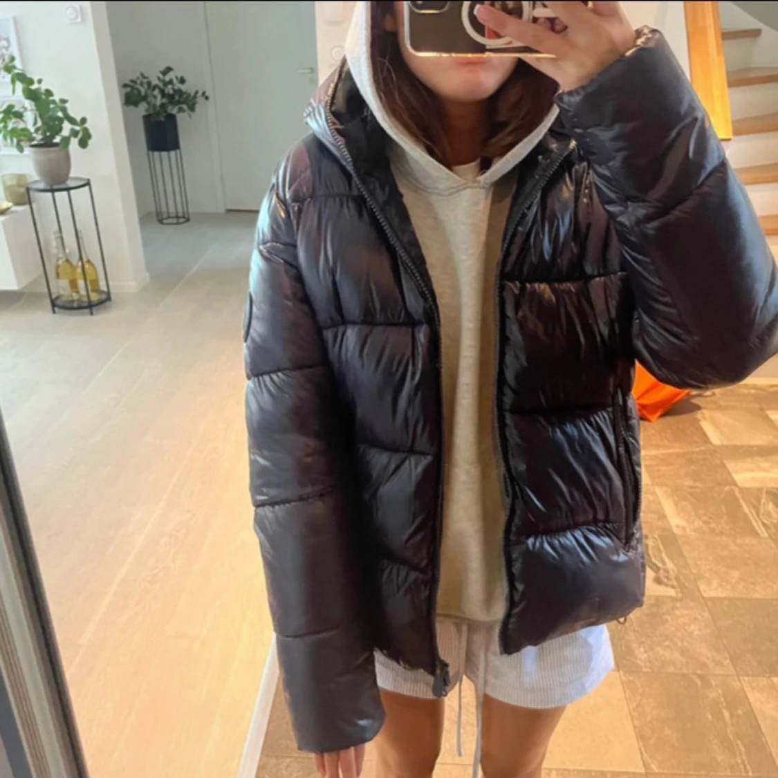 Svart pufferjacka med huva