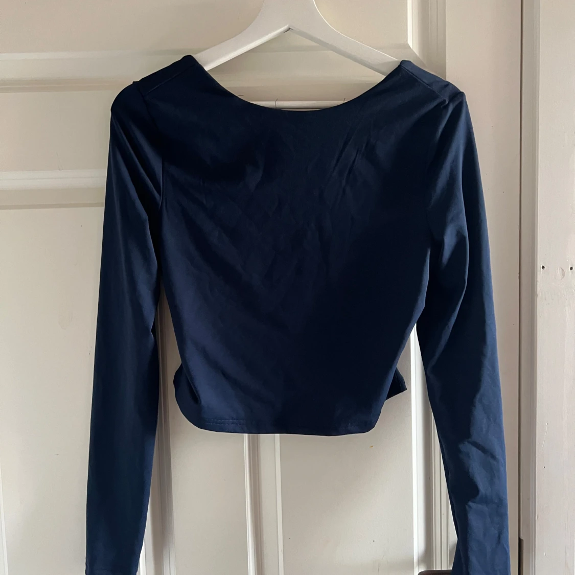 Mörkblå topp som är öppen i ryggen