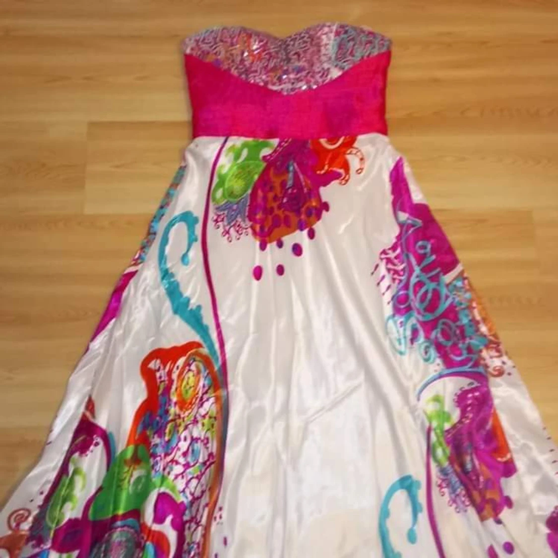 Färgglad axelbandslös klänning