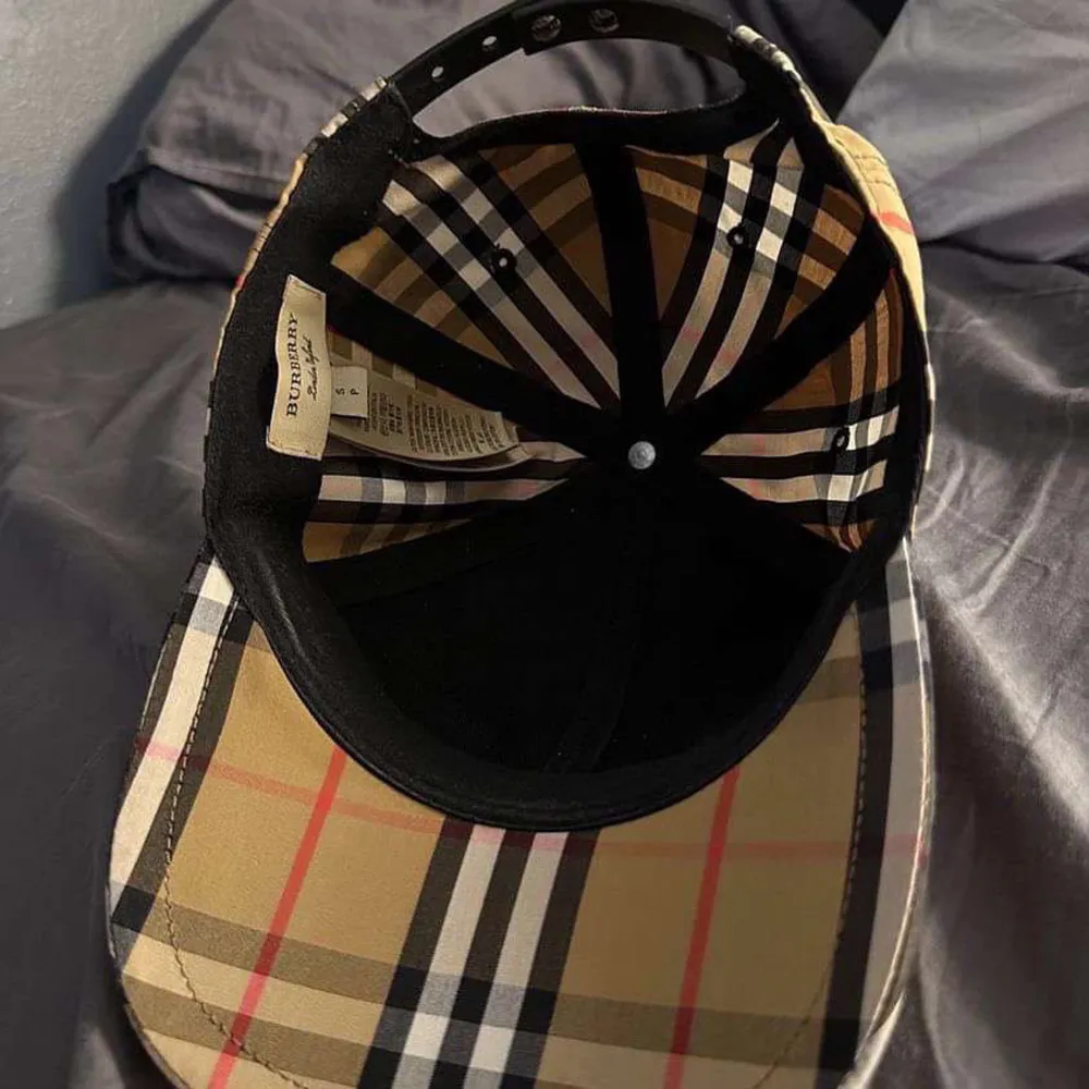 Tja, säljer min burberry keps då jag inte använder den längre. Priset är inte hugget i sten och byten kan va intressant om det är något av samma värde  Skick 9/10 . Accessoarer.