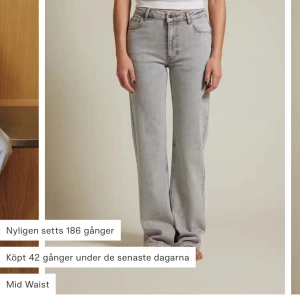 Grå jeans med rak passform - Säljer ett par snygga grå jeans från bikbon i mycket bra skick. De har en midwaist och rak passform. Skriv om du har fler frågor 💕
