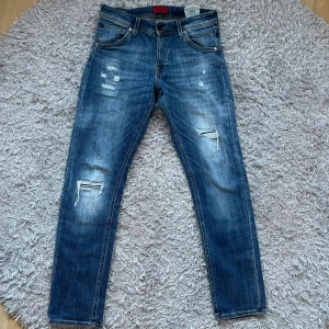 Jack and Jones jeans - Riktigt sköna Jack And Jones jeans med slitningar! | Utmärkt skick! | Storlek 30/32. | Ställ gärna frågor innan du köper!