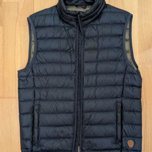 Dunväst - Dunväst från Dressmann i nyskick. Nypris 799 kr.