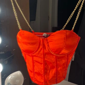 Festtopp  - As snygg fest topp som är köpt utomlands, den ser mer orange ut på bilden än vad den är irl.  Endast använd ett fåtal gånger så är i bra skick