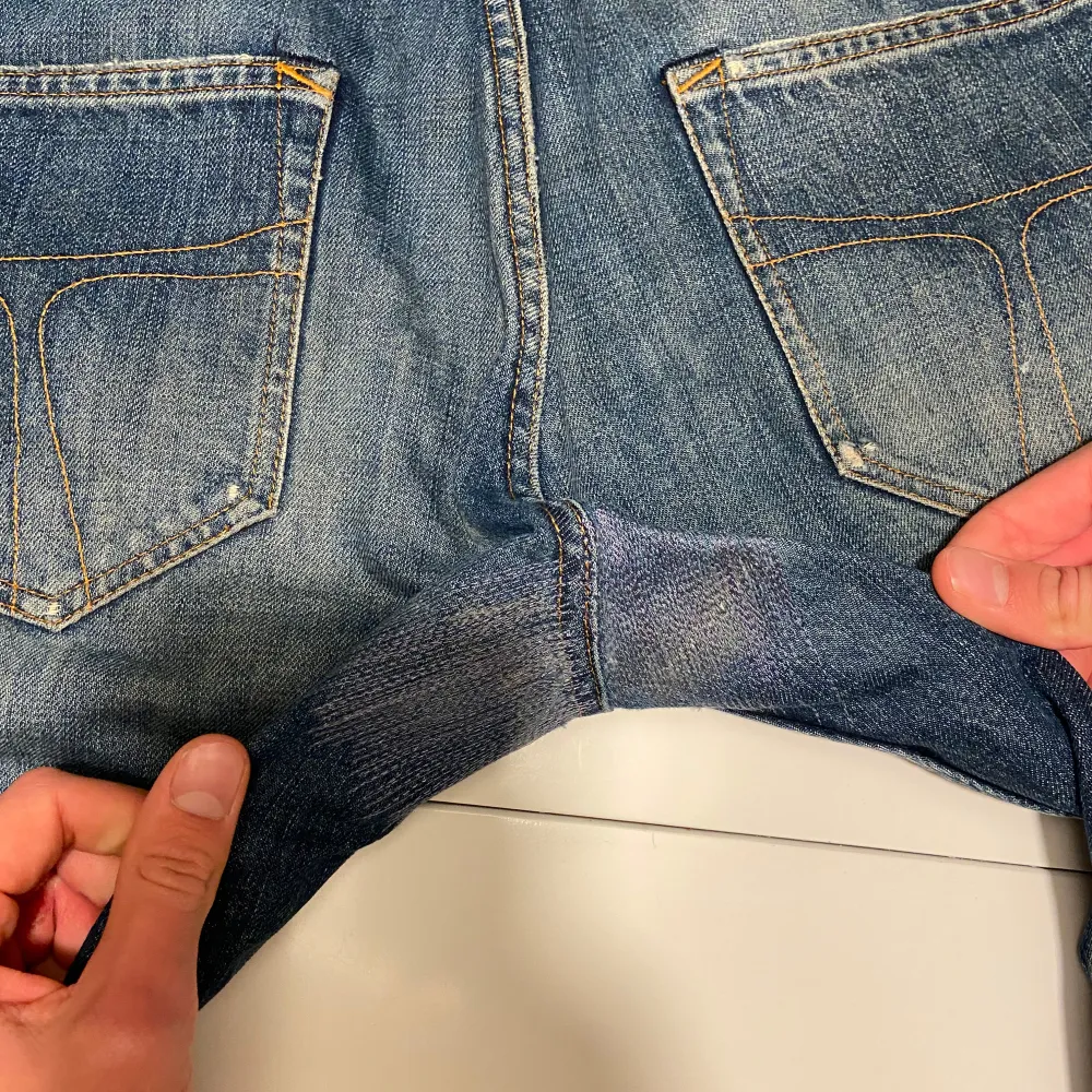 Tja! Säljer nu dessa jeans från märket Tiger Of Sweden i storlek 32/34. Jeansen är lagade i skrevet och under den högra fickan (se bilderna) därav priset. Hör av dig vi frågor eller funderingar!. Jeans & Byxor.