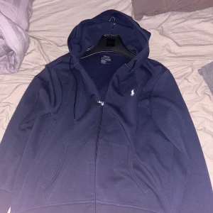 Polo tröja storlek L - Polo tröja som jag har haft i cirka 1 år men ser fortfarande bra. Storlek L. Godkänner också byte