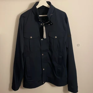 J.Linderberg- Bailey Poly Jacka - Tjena, säljer nu denna riktigt snygga J.Lindeberg jackan som är i storlek L men passar även M.  -Skicket är 10/10 (Helt ny)  -Tagsen sitter på -Nypris runt 4000kr  Bara att höra av sig vid minsta lilla fundering;)