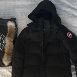 Canada goose jacka - Storlek L. Mycket bra skick. Päls ingår 