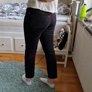 Levis jeans - Svarta Levis jeans i jättebra skick. 501or som passar till allt! Skriv för fler bilder🌸