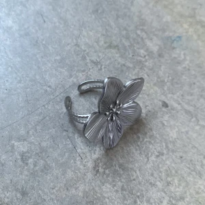 Silver, blomma ring - Justerbar och har inte rostat. Köpt för 50kr