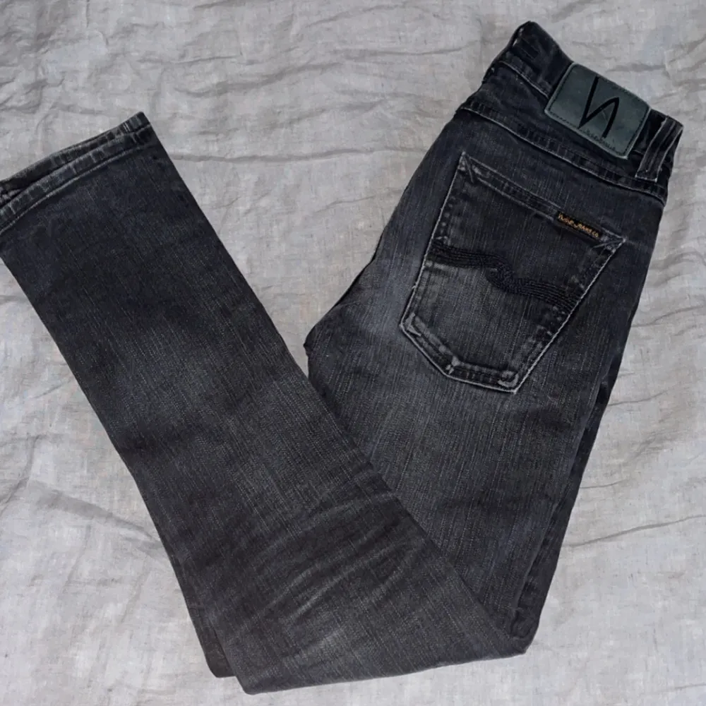 Säljer ett par svarta jeans från Nudie Jeans i mycket bra skick och storlek 26/30. Det är i modellen Lean Dean som ska motsvara slim fit. De har en klassisk femficksdesign och en snygg tvättad look. Perfekta för både vardag och fest! Pris kan diskuteras vid snabb affär.. Jeans & Byxor.