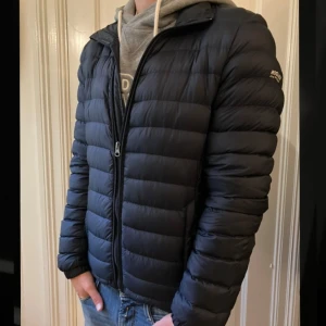 Woolrich dunjacka - Tja! Säljer min sjukt stilrena dunjacka från woolrich🤩 Skick 9/10, nypris ligger på ca 5000 kr Hör av dig vid övriga frågor✌️
