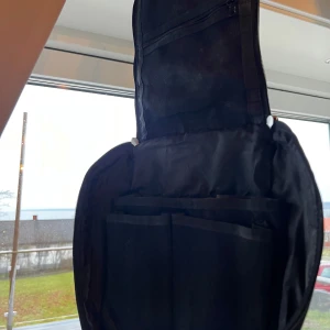 Sminkväska - Säljer nu min sminkväska som går att ta med sig på resor och även hänga upp på krokar osv. Använd några få gånger☺️