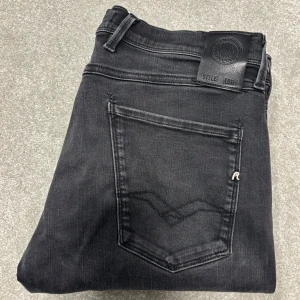 Replay Anbass - Säljer dessa mörkgrå Replay anbass (slimfit). Jeansen är i väldigt bra skick, inga defekter förutom att en lapp på insidan av jransen är borta. Size 33. Skriv vid funderingar!