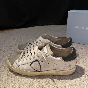 Philippe model skor - Philippe models i okej skick. Storlek 42 men passar 43. Og box medföljer. Pris går att diskuteras! Ev byte