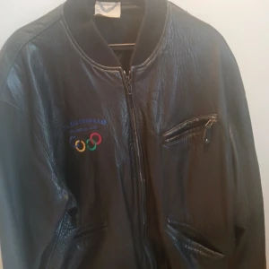 Retro adidas skinnjacka  - Retro jacka los angeles adidas. En klassiker. Storlek se bild. Finns en slitageskada insida se bild. Utsidan är i gott skick.