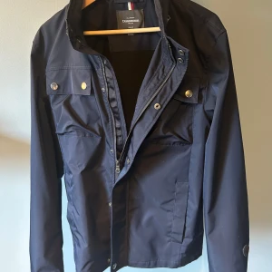 Dressman Jacka - Säljer denna ass feta Dressman hudson jacket i Storlek M  Använd knappt 10 gånger under förra hösten/vintern så iprincip nyskick.  Inga defekter så därav 10/10 cond. Nypris 1599 säljer nu för 999.   Hör av er vid frågor eller funderingar 
