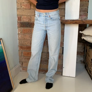 Zara jeans straight - Zara jeans med medelhög midja (straight)  Köparen står för frakten 🌹