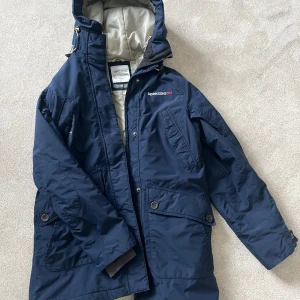 Didriksons jacka - Säljer denna fina och praktiska didriksons jackan! Säljer då den inte används längre, köpt för ett par år sedan! Pris går att diskutera 🎀💗