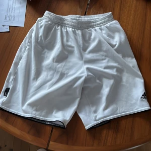 Adidas shirts - Begagnade träningsshorts, storlek S. Lite slitna men inget som påverkar funktionen. Djur och rökfritt hem.