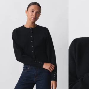 Svart kofta - Svart kofta med knappar, säljer för kommer ej till användning 💗